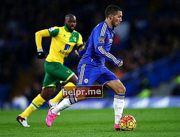 Eden Hazard cu mingea în timpul unui meci din Premier League între Chelsea și Norwich City pe 21 noiembrie 2015