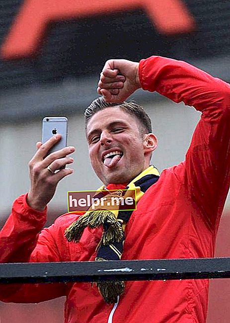 Olivjē Žirū svin Arsenāla FA kausa parādes laikā 2015. gadā