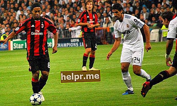 Ronaldinho (stânga) și Sami Khedira în timpul meciului Real Madrid CF-AC Milan în perioada 2010-2011 UEFA Champions League