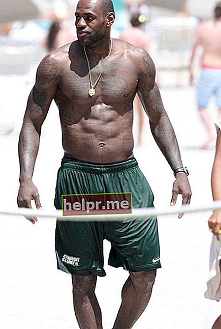 LeBron James arătându-și marele trup pe Miami Beach.