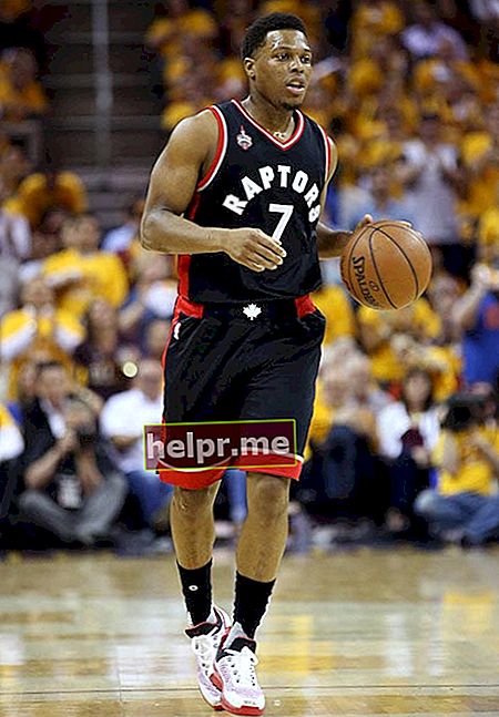 Kyle Lowry segurando a bola durante o quinto jogo das finais da Conferência Leste da NBA 2016 entre Toronto Raptors e Cleveland Cavaliers