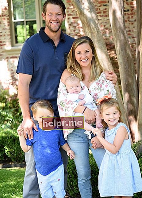 كلايتون كيرشو مع زوجته وأولاده ، كما شوهد في أبريل 2020
