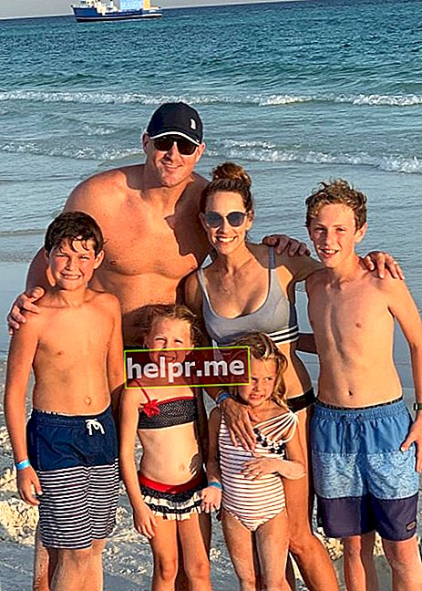 Jason Witten y Michelle Benson Morley, con sus hijos como se vio en julio de 2019