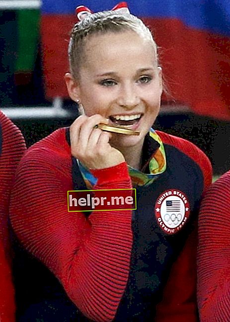 2016 रियो डी जनेरियो ओलंपिक में स्वर्ण पदक प्राप्त करने के बाद ली गई तस्वीर में मैडिसन कोसियन