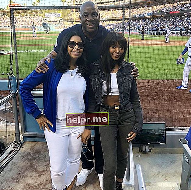 Magic Johnson su žmona Cookie Johnson (kairėje) ir dukra Elisa Johnson Los Andželo Dodgers beisbolo rungtynėse 2018 m.