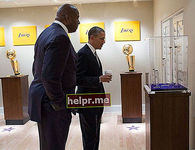 Barack Obama in de trofeeënkamer in het huis van Magic Johnson in Beverly Hills, Californië in november 2013