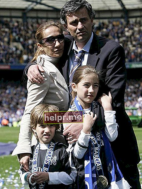 Jose Mourinho cu soția sa Tami și copiii lor după ce a câștigat titlul de ligă în 2005
