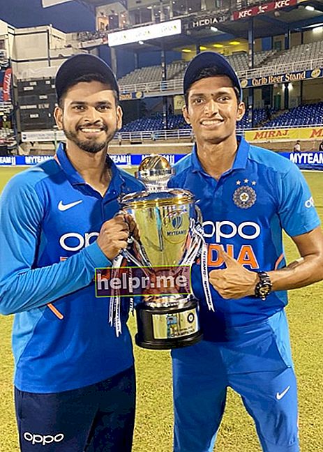 Navdeep Saini cu Cricketerul indian Shreyas Iyer după finalizarea unei serii bilaterale în august 2019