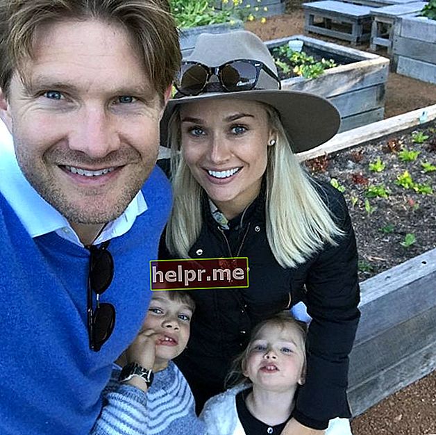 Shane și-a făcut un selfie cu soția sa Lee Furlong și copiii William și Matilda în octombrie 2018