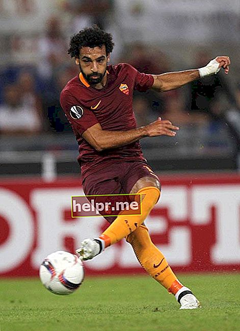 محمد صلاح 29 ستمبر 2016 کو روما اور FC Astra Giurgiu کے درمیان UEFA یوروپا لیگ کے میچ کے دوران گیند کو پاس کرتے ہوئے