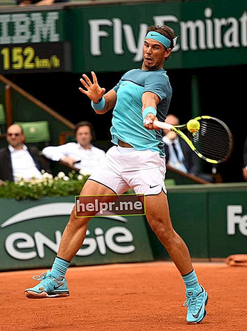 Rafael Nadal în acțiune în timpul deschiderii Franței din 2016 la Roland Garros pe 26 mai 2016 la Paris, Franța
