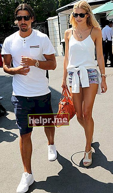 Sami Khedira și Lena Gercke la finala masculină în timpul campionatului de tenis de la Wimbledon de la Londra în iulie 2013