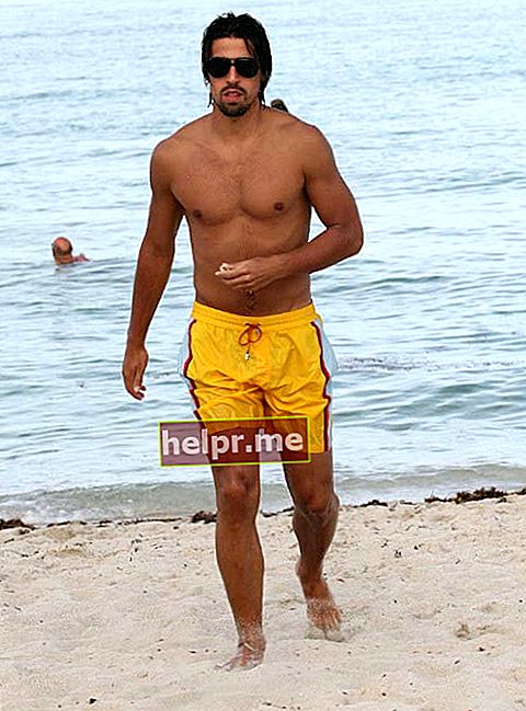Sami Khedira fără cămașă pe plaja din Miami pe 12 iulie 2012