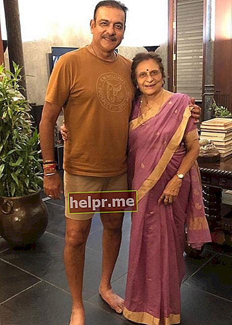 Ravi Shastri, așa cum se vede într-o fotografie cu mama sa, făcută în ziua celei de-a 80-a aniversări din noiembrie 2019