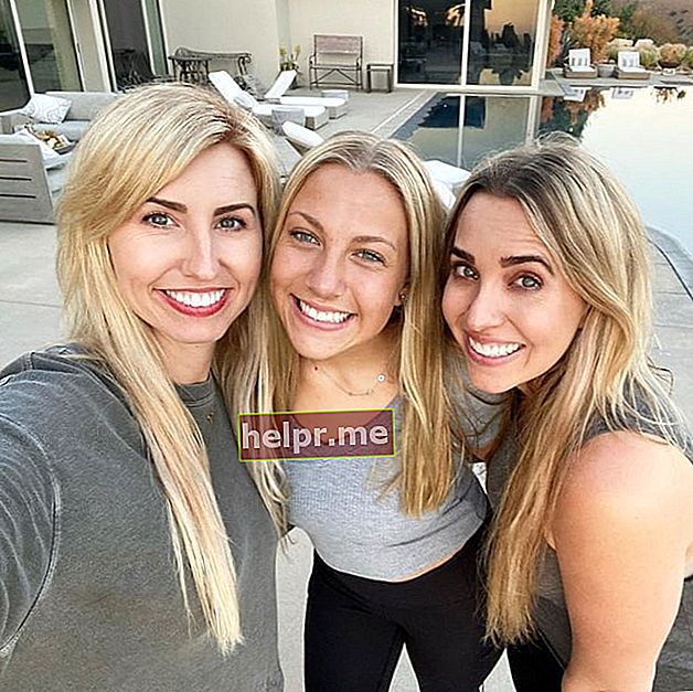 Brittany Force vista em uma selfie tirada com sua irmã Courtney Force e sobrinha Autumn Hight em maio de 2020