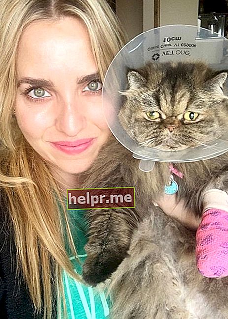Brittany Force en una selfie tomada con su gato Stormy en marzo de 2020
