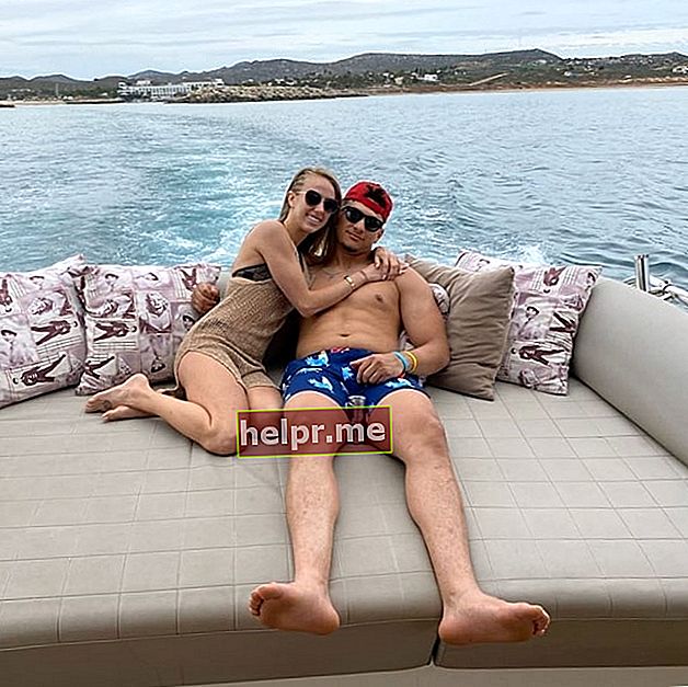 Patrick Mahomes II como se ve en una foto tomada con su novio Brittany Matthews en marzo de 2020
