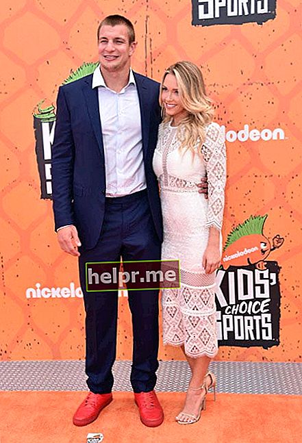 Rob Gronkowski con su novia Camille Kostek en los Nickelodeon Kids 'Choice Sports Awards 2016