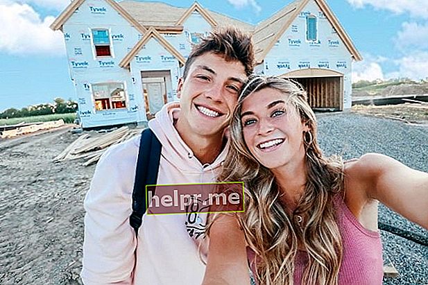 Josh Brueckner este văzut în timp ce zâmbea într-un selfie împreună cu Katie Betzing în Los Angeles, California, Statele Unite în august 2019