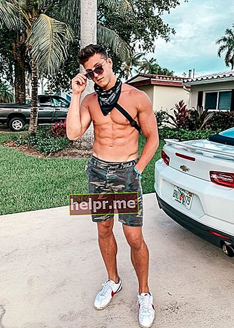 Josh Brueckner este văzut în timp ce poza fără cămașă pentru camera foto din Miami, Florida, Statele Unite în iulie 2019