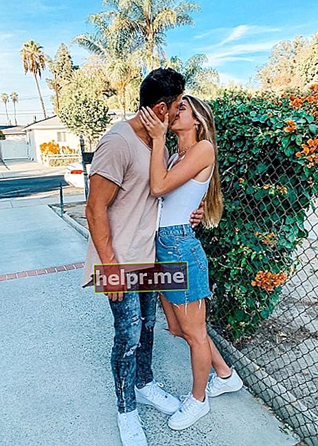 ג'וש ברוקנר נראה בעודו חולק רגע רומנטי עם קייטי בטזינג בלוס אנג'לס, קליפורניה, ארצות הברית בנובמבר 2019