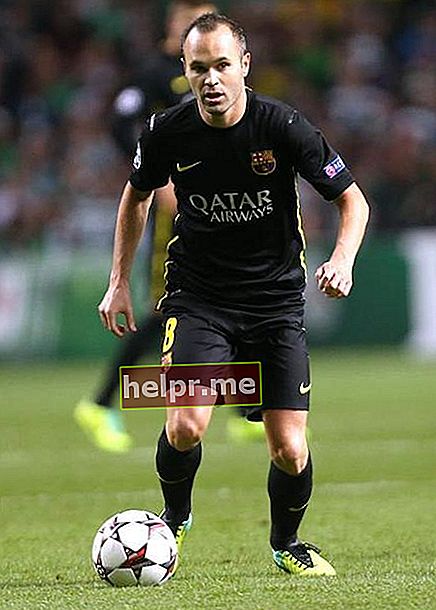 Andres Iniesta driblează mingea