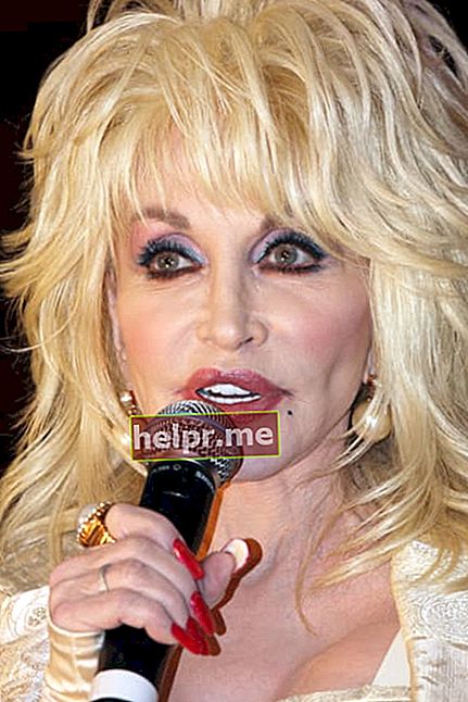 Dolly Parton la o conferință de presă în Australia în 2011