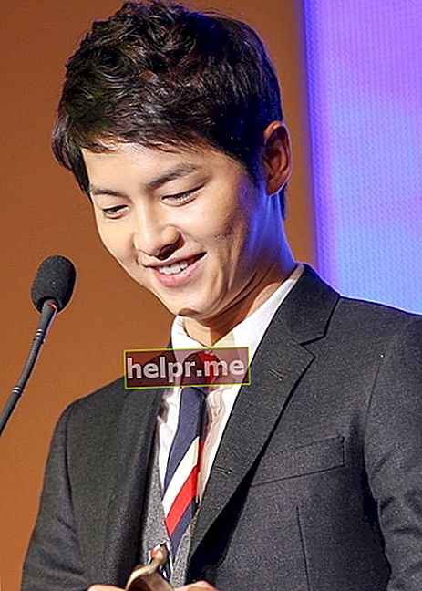 Cântec Joong-ki așa cum s-a văzut în timp ce vorbea în timpul unui eveniment din decembrie 2012