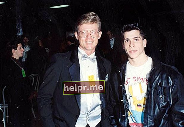 Danny Wood posant amb Alan Light entre bastidors durant els premis Grammy de 1990