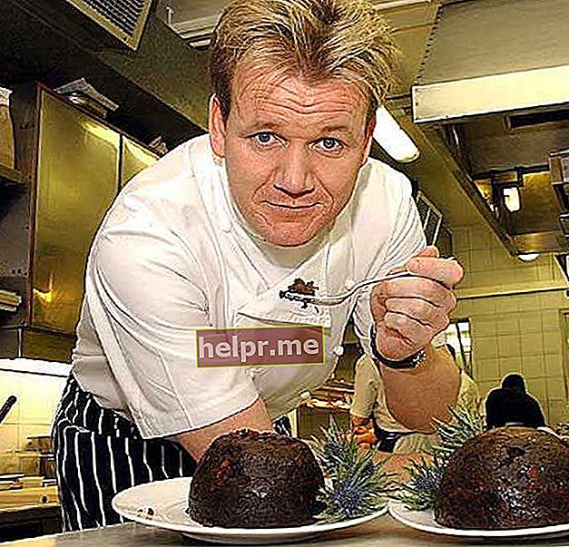 Gordon Ramsay prikazuje čokoladnu tortu 2010. godine