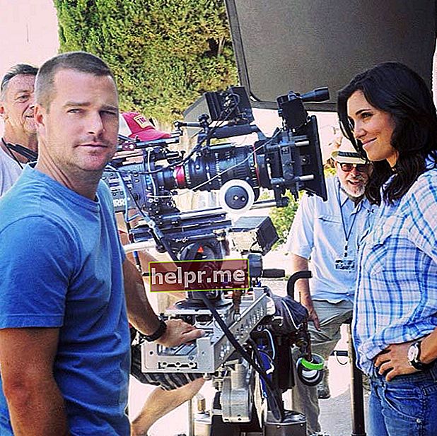 Chrisas O'Donnellas ir Daniela Ruah filmavimo aikštelėje NCIS: Los Andželas 2013 m. spalį