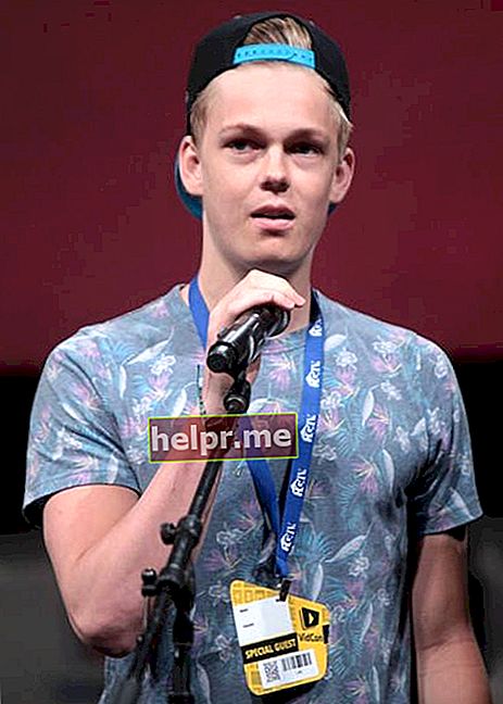 Caspar Lee, govoreći na VidCon-u u lipnju 2014