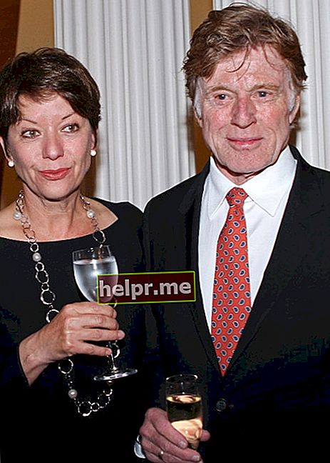 روبرت ريدفورد مع السيدة Sibylle Szaggers Redford في أبريل 2012