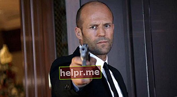 Jason Statham apuntando con una pistola
