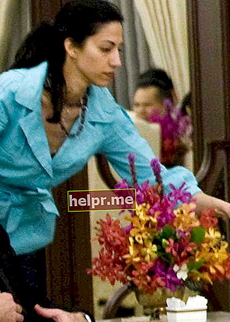 Huma Abedin predajući bilješke i olovku Hillary Clinton tijekom sastanka s tajlandskim premijerom u srpnju 2009. godine