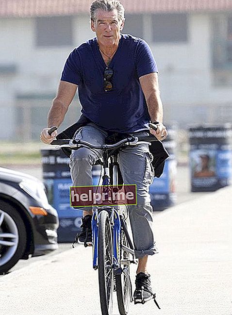 Pierce Brosnan en bicicleta