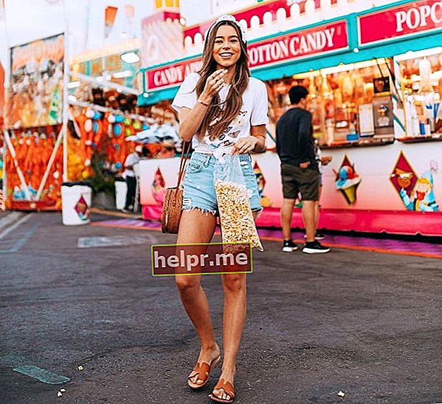 Sierra Furtado na slici dok je uživala u svom vremenu na sajmu okruga Los Angeles
