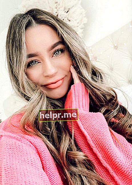 Sierra Furtado como se ve mientras se toma una selfie con un bonito suéter en enero de 2019