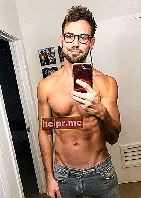 Nick Viall tal com es va veure mentre es feia una selfie al mirall sense camisa el març del 2019