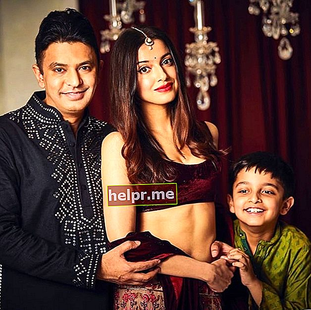 Divya Khosla Kumar en una foto de diwali amb la seva família l'octubre del 2019