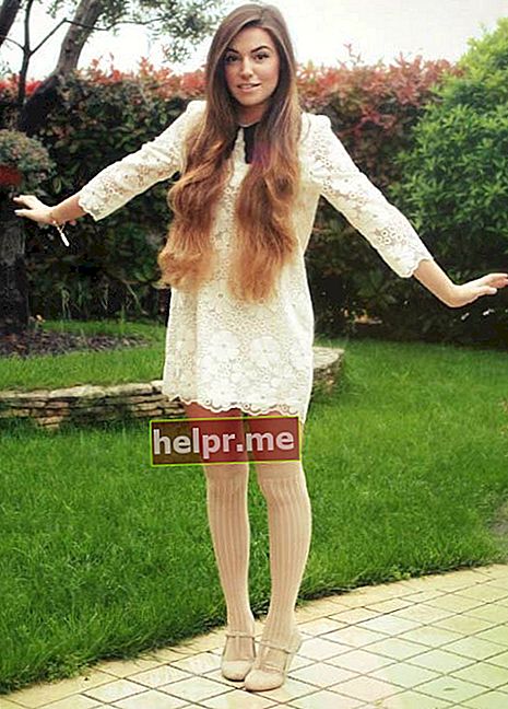 Marzia Bisognin mostrant el seu vestit blanc en una imatge de les xarxes socials