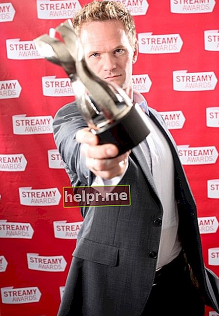 Neil Patrick Harris pozira s peharom na 1. nagradnoj igri u ožujku 2009