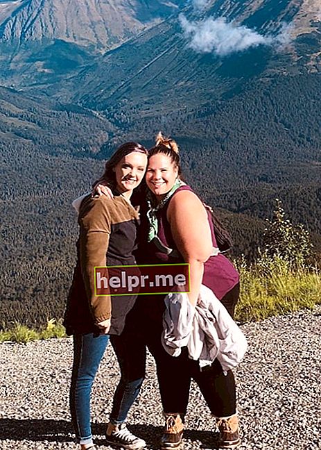 Whitney Way Thore (dreta) com es veu mentre posava per a una foto amb Heather a Girdwood, Alaska el març de 2019