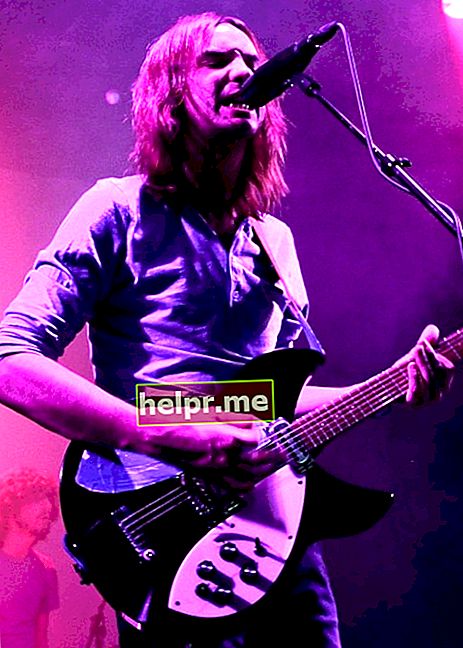 Kevin Parker este văzut interpretând într-o fotografie făcută în timpul concertului Tame Impala din ianuarie 2013