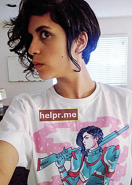Ashly Burch într-un selfie în august 2016 purtând un tricou cu o imagine asemănătoare cu ea imprimată deasupra