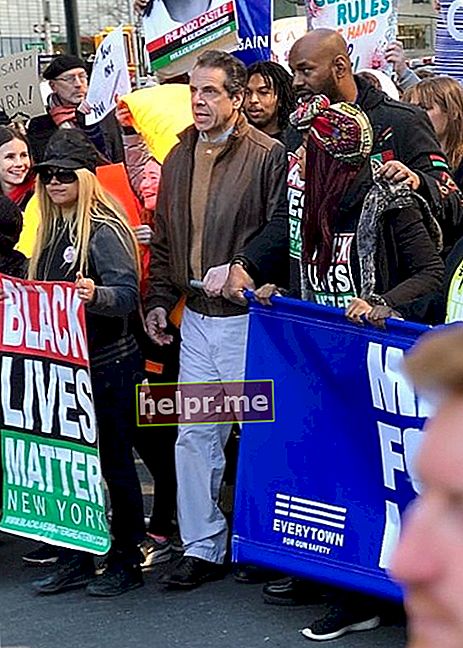 Andrew Cuomo kako je viđeno na skupu March For Our Lives 2018. godine