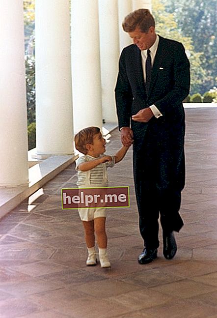 John F. Kennedy Jr. sa svojim ocem Johnom F. Kennedyjem u Bijeloj kući 1963. godine