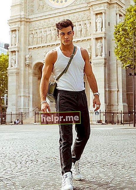 Grayson Dolan își arată mușchii rupți ai brațelor în timpul unei călătorii la Paris, Franța, în vara anului 2019