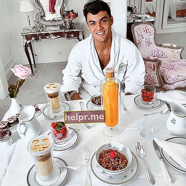 Grayson Dolan esmorzant a un hotel de París, França el 2019