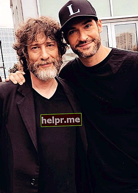 Tom Ellis (Dreapta) așa cum se vede în timp ce poza pentru o fotografie cu autorul Neil Gaiman la San Diego Comic-Con din San Diego, California în iulie 2018